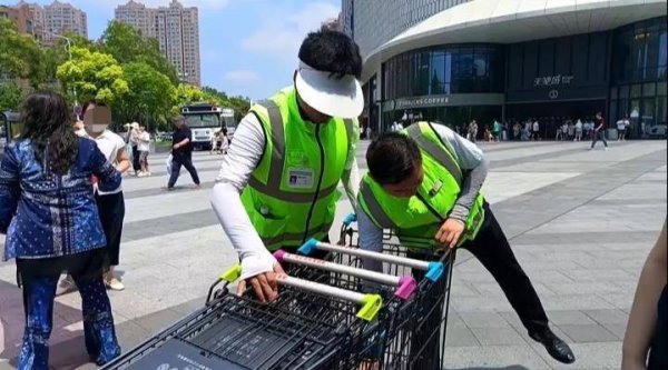 兆富配资 胖东来回应给员工配备空调服：因室外气温较高，专为外勤人员发放