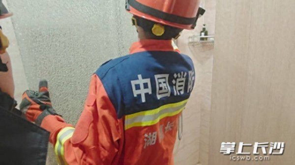 金多多配资 女子被困浴室，消防破门救援！