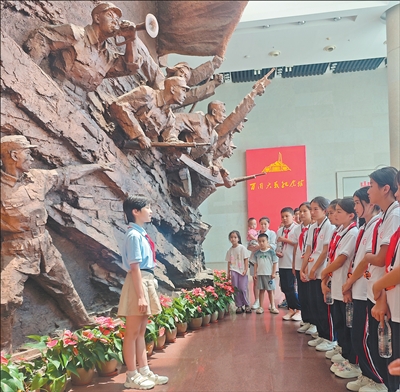 凤凰配资 充实的假期  多彩的生活（新时代画卷）