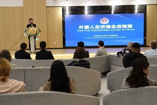 倍倍网 您的普法订单已送达！济南公安开展“普法进校园 服务助融入”宣传活动